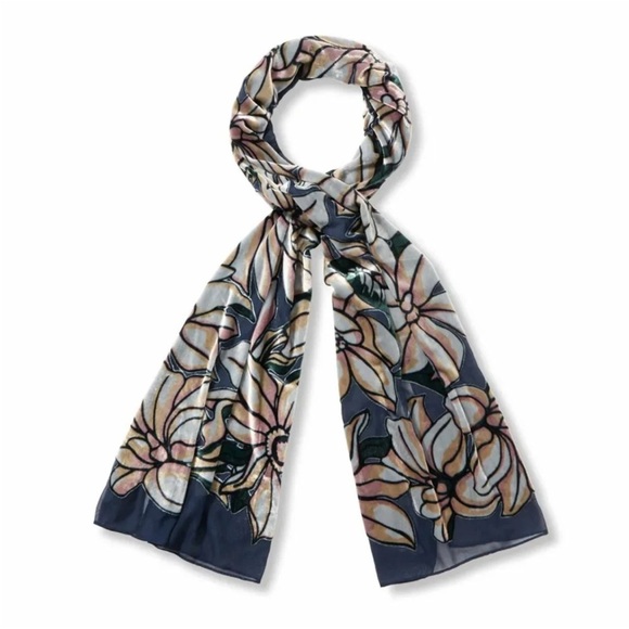 New METROPOLITAN MUSEUM OF ART, "MAGNOLIA VASE" BURNOUT OBLONG SCARF - Picture 2 of 9